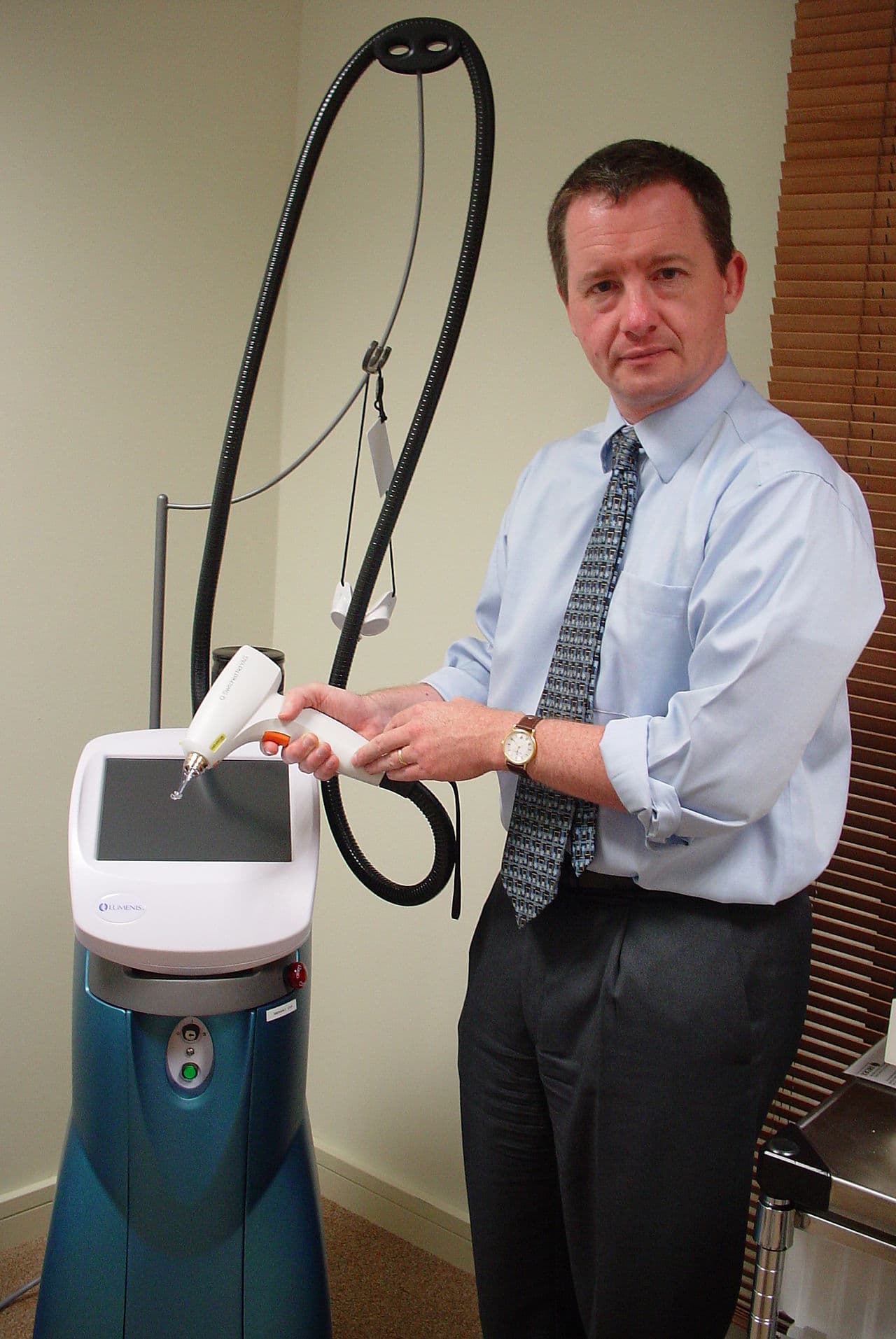 Dispositif laser dermatologique utilise en medecine esthetique