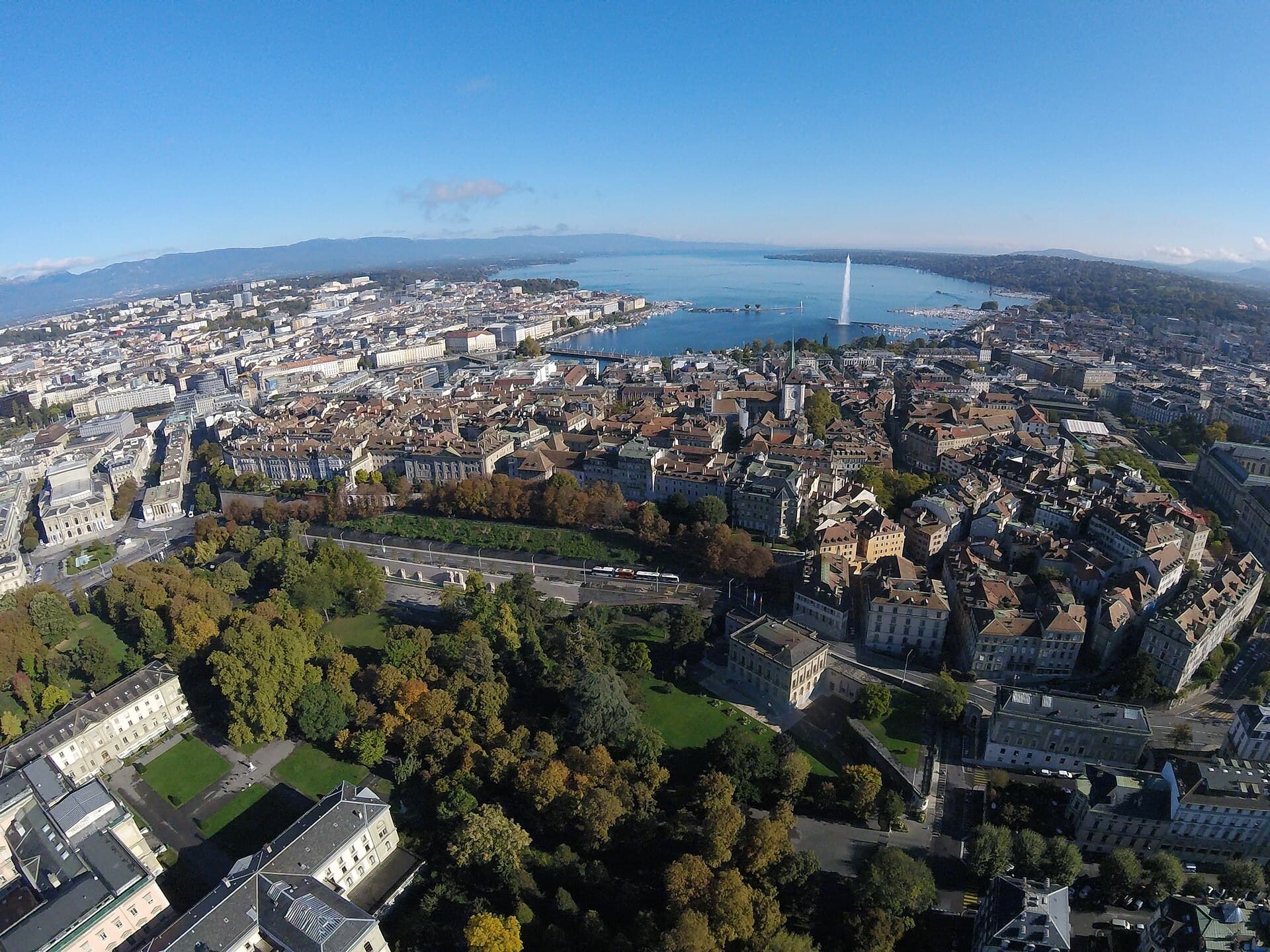 Vue aerienne de Geneve et du lac Leman, capitale suisse de la medecine esthetique