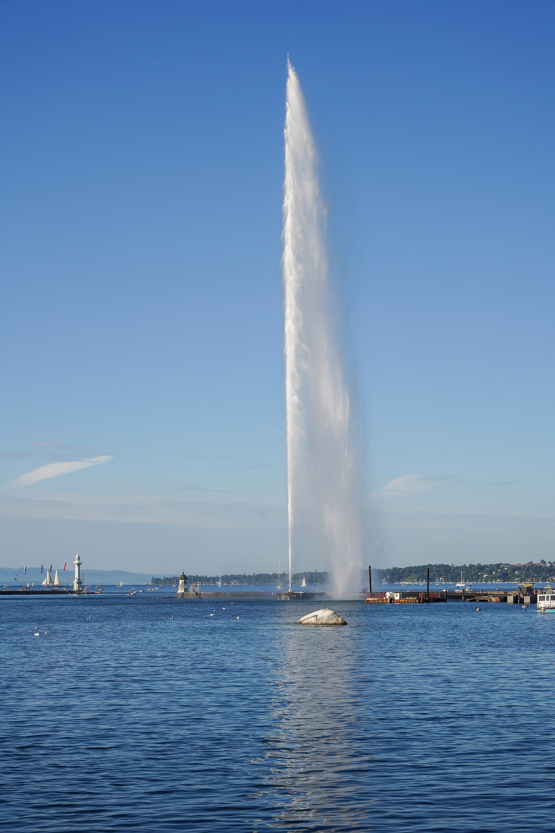 Vue du Jet d'Eau de Geneve, symbole de la ville suisse de reference pour la medecine esthetique