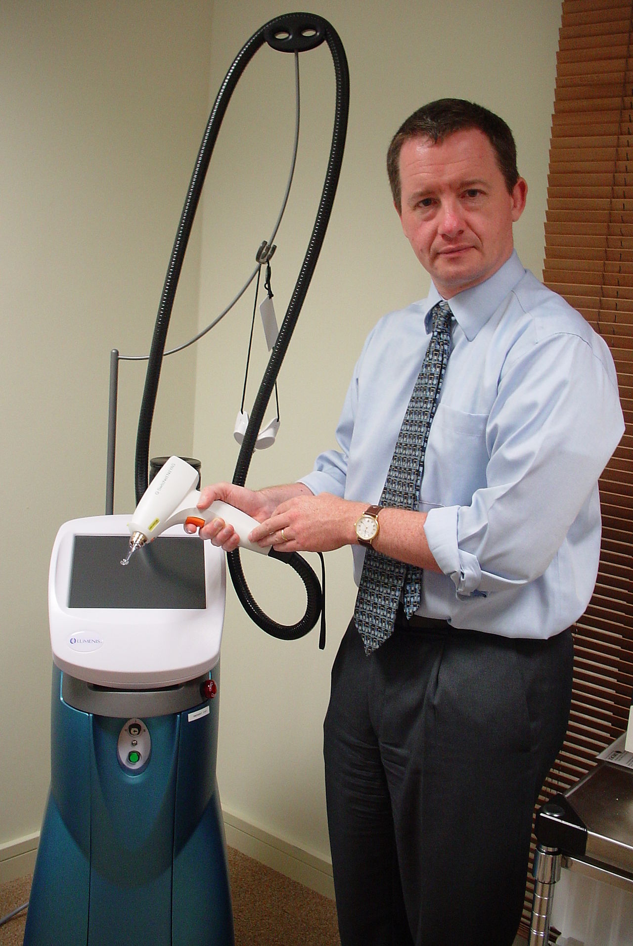 Dispositif laser dermatologique utilise en medecine esthetique